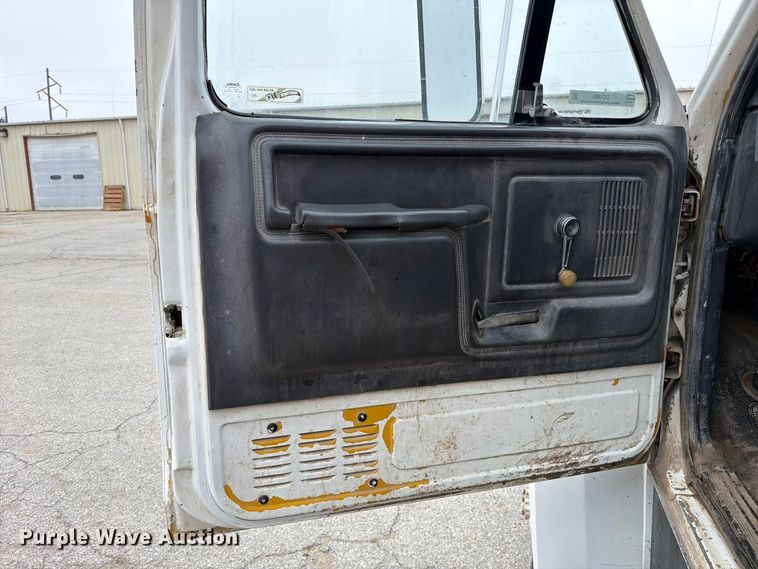 image for item DZ4880 1991 Ford F700 grain truck