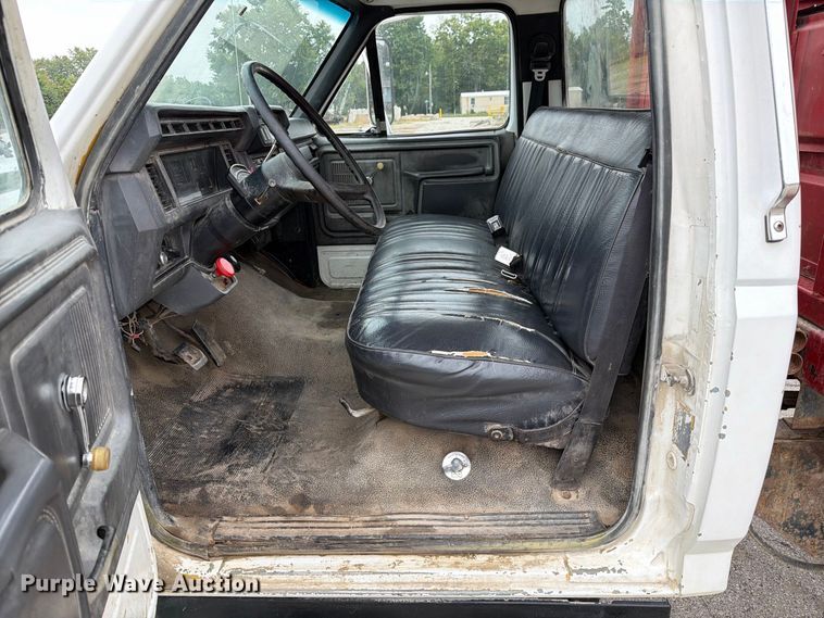 image for item DZ4880 1991 Ford F700 grain truck