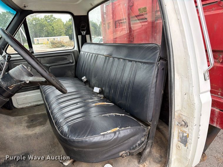 image for item DZ4880 1991 Ford F700 grain truck