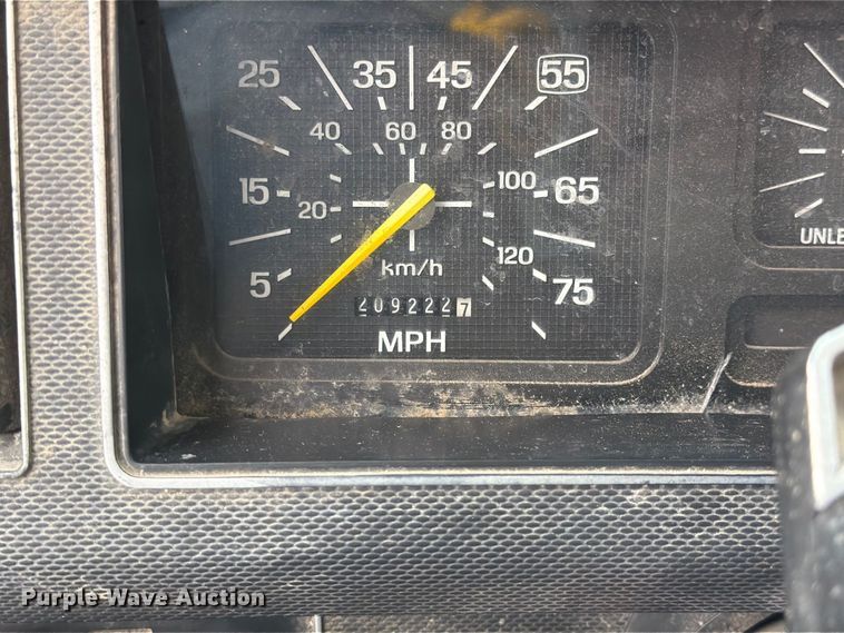 image for item DZ4880 1991 Ford F700 grain truck