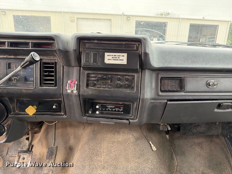 image for item DZ4880 1991 Ford F700 grain truck