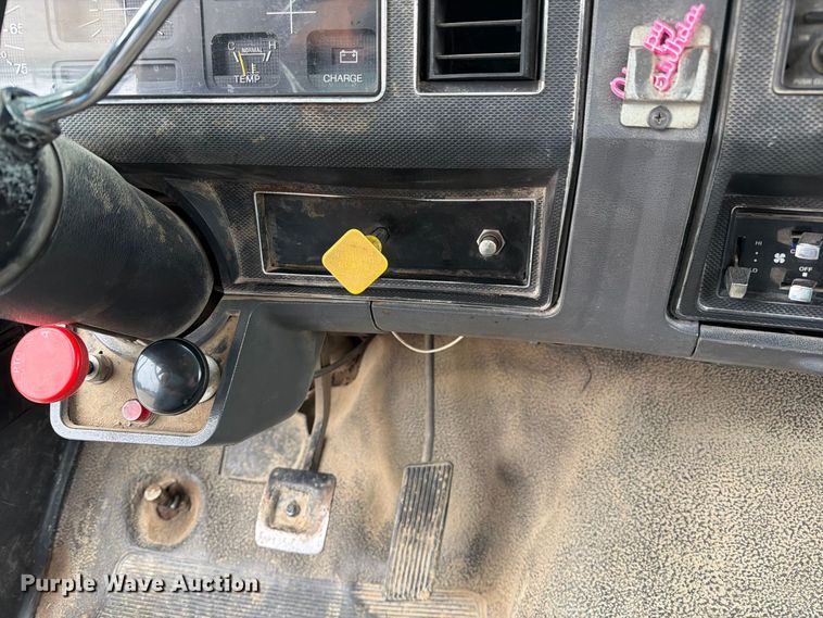image for item DZ4880 1991 Ford F700 grain truck