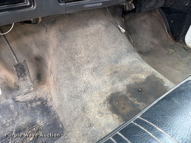 image for item DZ4880 1991 Ford F700 grain truck