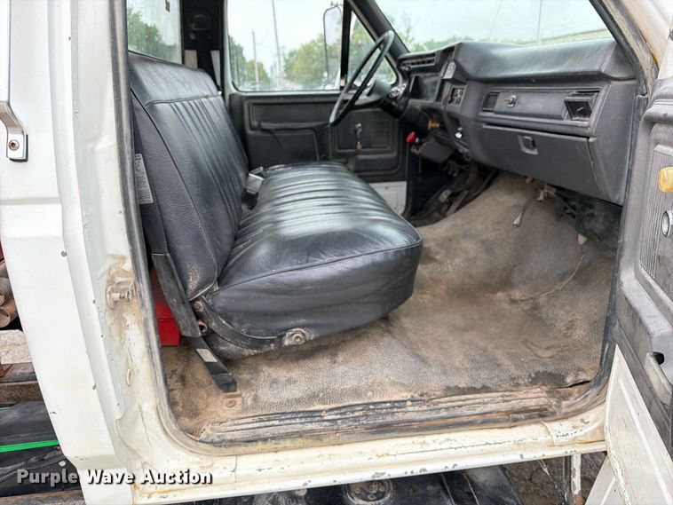 image for item DZ4880 1991 Ford F700 grain truck