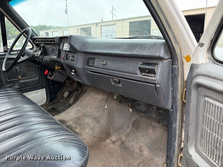 image for item DZ4880 1991 Ford F700 grain truck