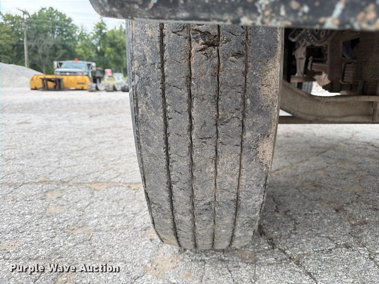 image for item DZ4880 1991 Ford F700 grain truck