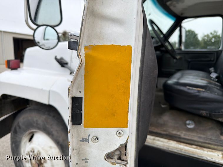 image for item DZ4880 1991 Ford F700 grain truck