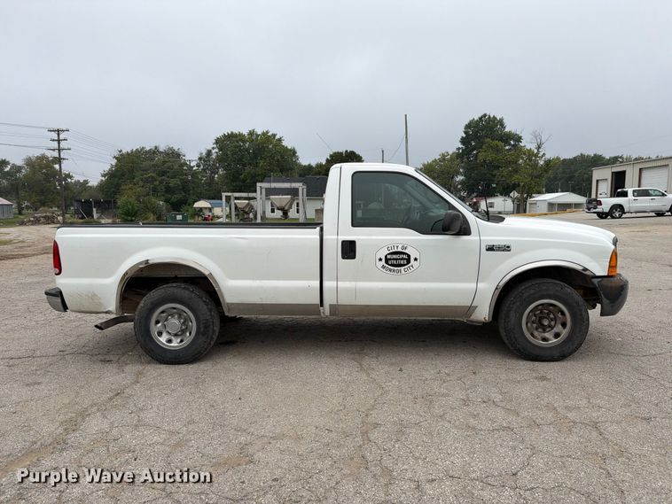 image for item DZ4881 2000 Ford F250 Super Duty XL pickup truck