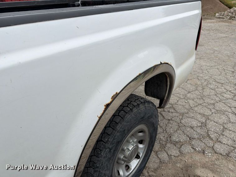 image for item DZ4881 2000 Ford F250 Super Duty XL pickup truck