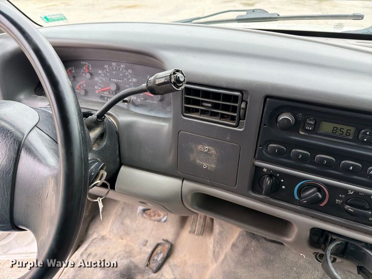 image for item DZ4881 2000 Ford F250 Super Duty XL pickup truck