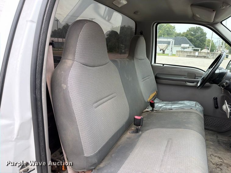 image for item DZ4881 2000 Ford F250 Super Duty XL pickup truck