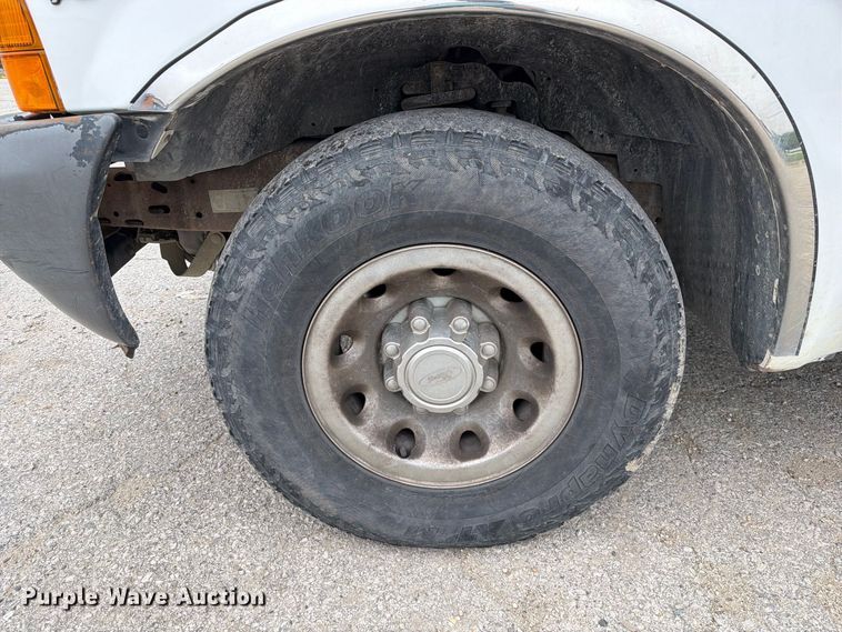 image for item DZ4881 2000 Ford F250 Super Duty XL pickup truck