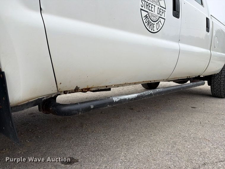image for item DZ4882 1999 Ford F350 Super Duty Crew Cab pickup truck
