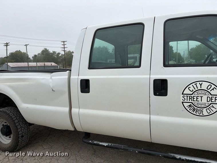 image for item DZ4882 1999 Ford F350 Super Duty Crew Cab pickup truck