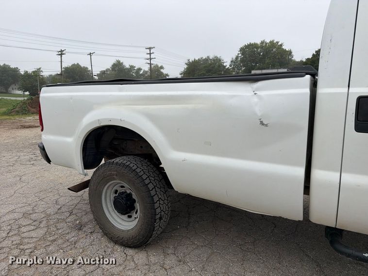 image for item DZ4882 1999 Ford F350 Super Duty Crew Cab pickup truck