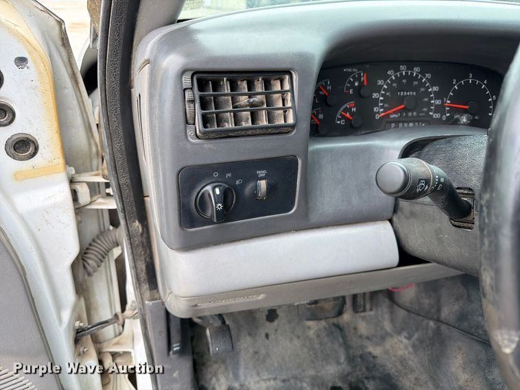 image for item DZ4882 1999 Ford F350 Super Duty Crew Cab pickup truck