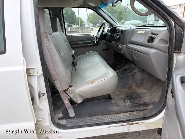 image for item DZ4882 1999 Ford F350 Super Duty Crew Cab pickup truck