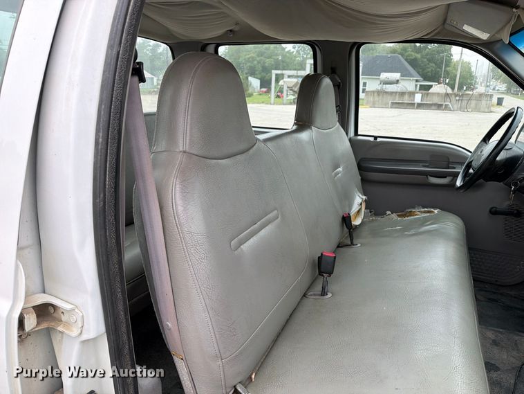 image for item DZ4882 1999 Ford F350 Super Duty Crew Cab pickup truck