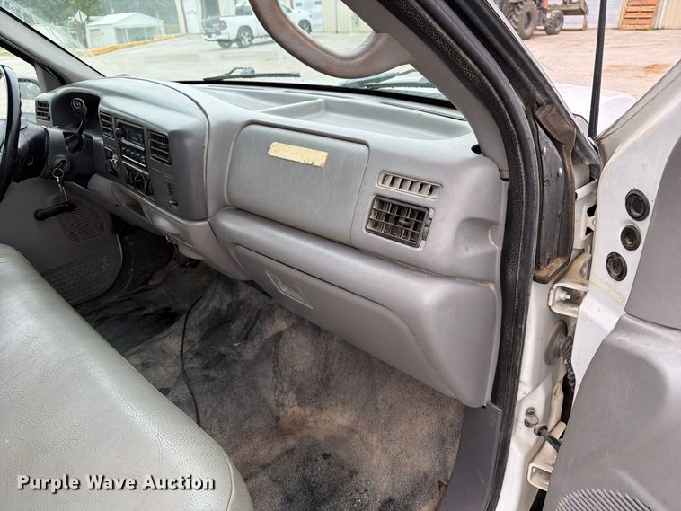 image for item DZ4882 1999 Ford F350 Super Duty Crew Cab pickup truck