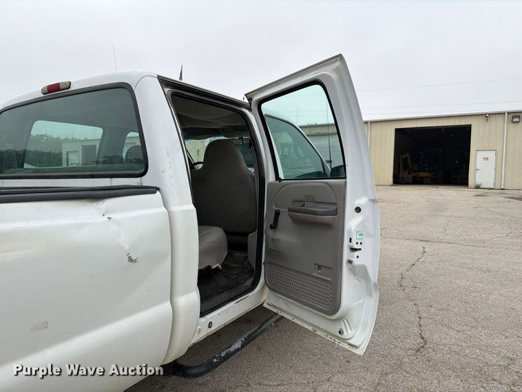 image for item DZ4882 1999 Ford F350 Super Duty Crew Cab pickup truck