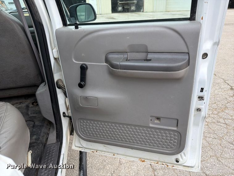 image for item DZ4882 1999 Ford F350 Super Duty Crew Cab pickup truck