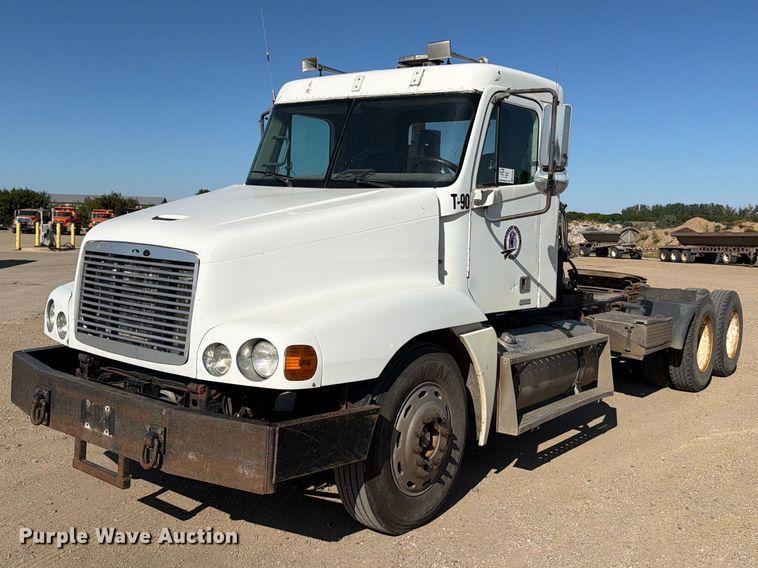 image for item EA0509 2000 Freightliner Conventional semi truck