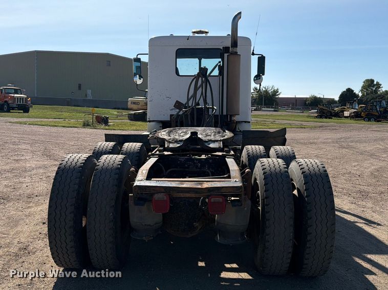 image for item EA0509 2000 Freightliner Conventional semi truck