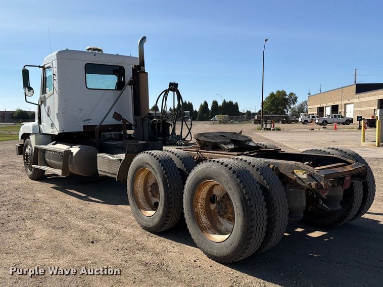 image for item EA0509 2000 Freightliner Conventional semi truck