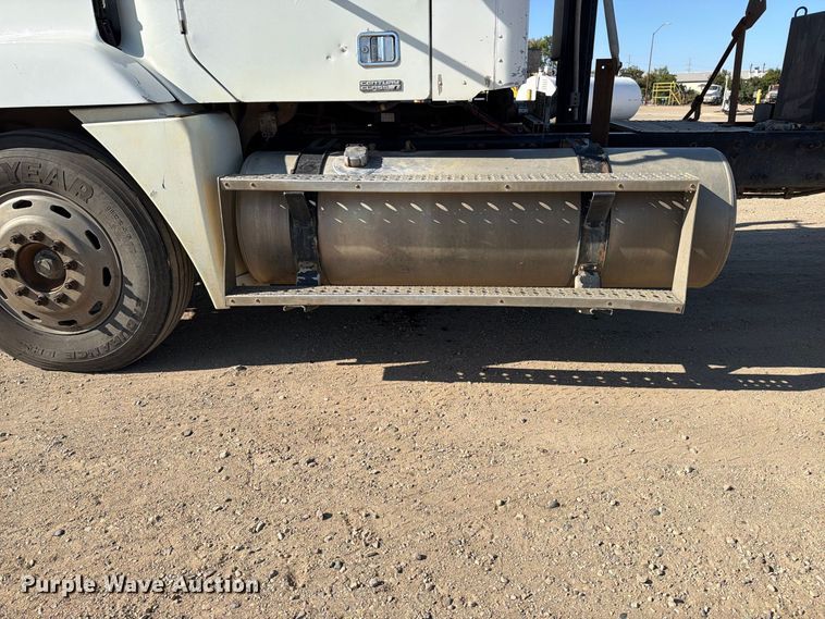 image for item EA0509 2000 Freightliner Conventional semi truck