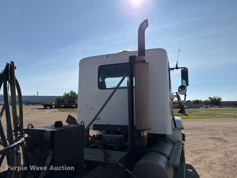 image for item EA0509 2000 Freightliner Conventional semi truck