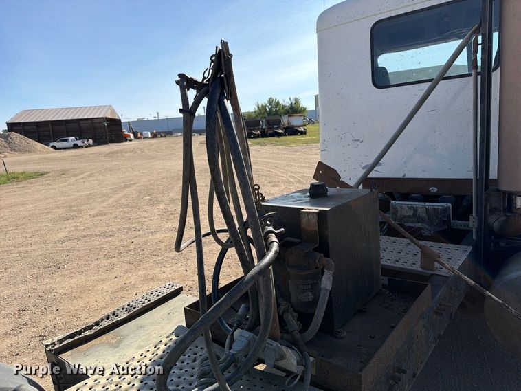 image for item EA0509 2000 Freightliner Conventional semi truck