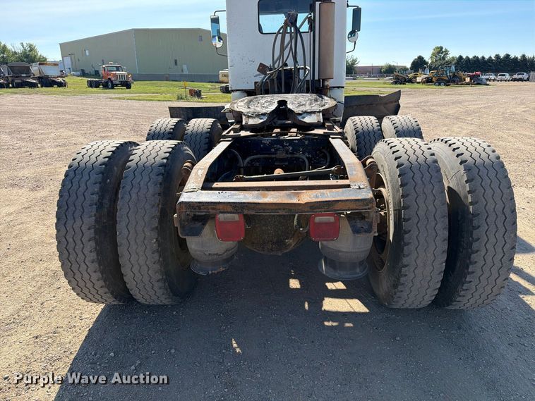 image for item EA0509 2000 Freightliner Conventional semi truck
