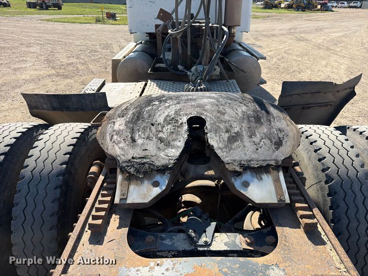 image for item EA0509 2000 Freightliner Conventional semi truck