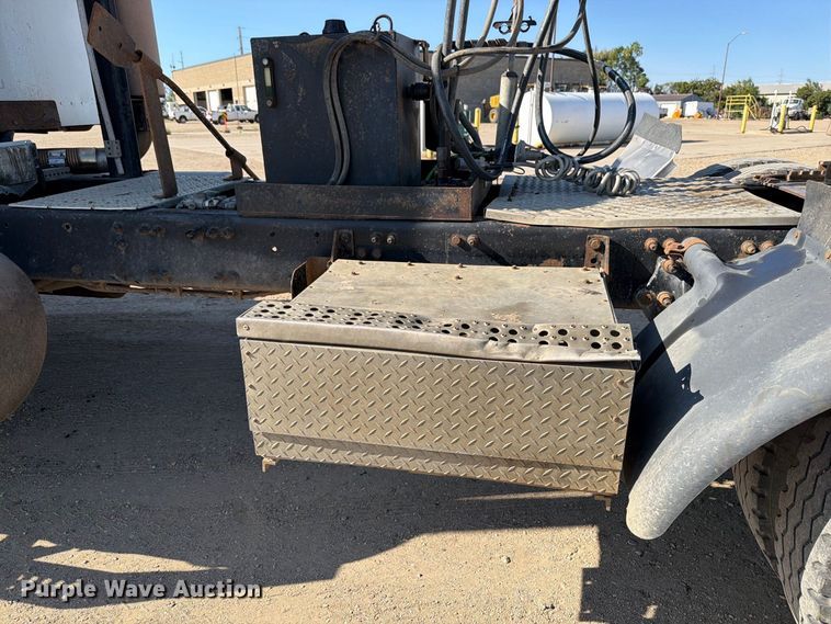 image for item EA0509 2000 Freightliner Conventional semi truck