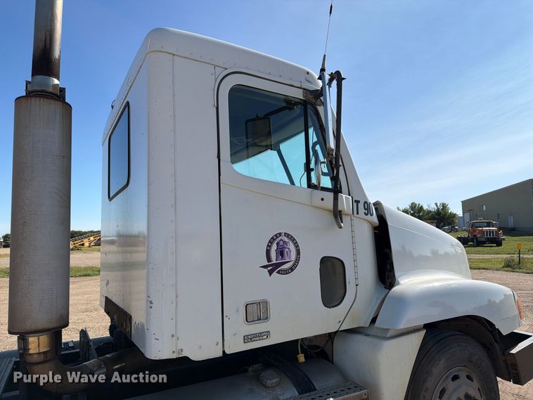 image for item EA0509 2000 Freightliner Conventional semi truck