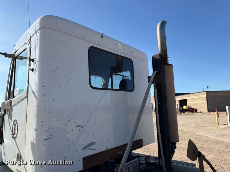 image for item EA0509 2000 Freightliner Conventional semi truck