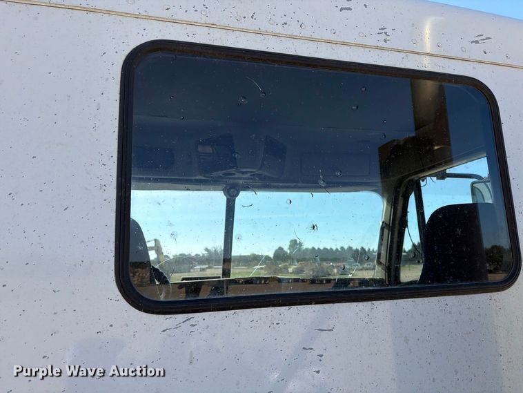 image for item EA0509 2000 Freightliner Conventional semi truck