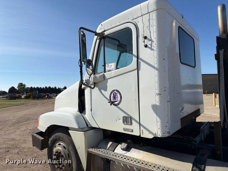 image for item EA0509 2000 Freightliner Conventional semi truck