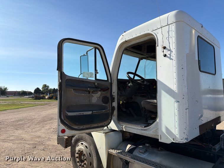 image for item EA0509 2000 Freightliner Conventional semi truck