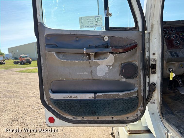 image for item EA0509 2000 Freightliner Conventional semi truck