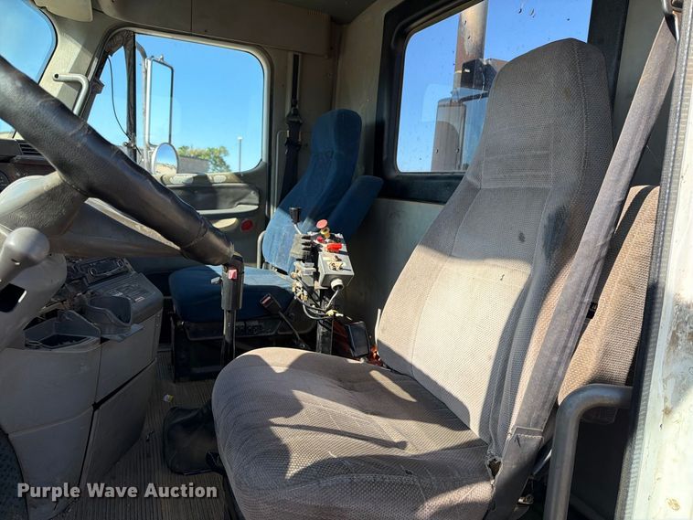 image for item EA0509 2000 Freightliner Conventional semi truck