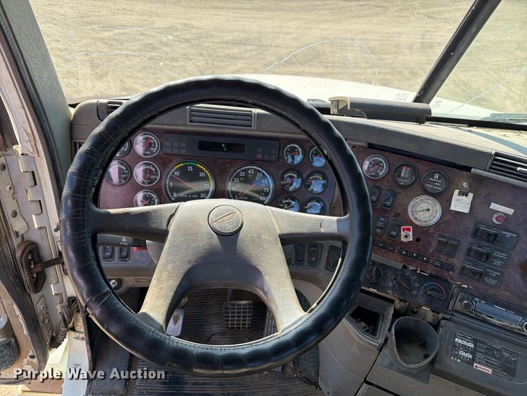 image for item EA0509 2000 Freightliner Conventional semi truck