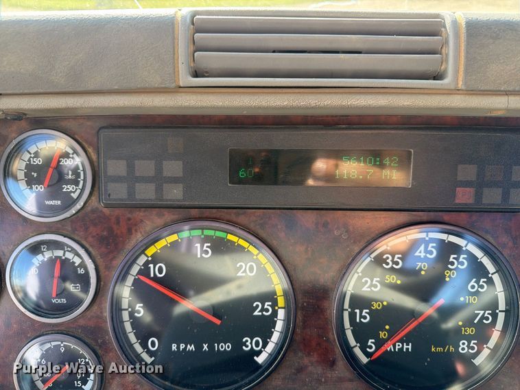 image for item EA0509 2000 Freightliner Conventional semi truck
