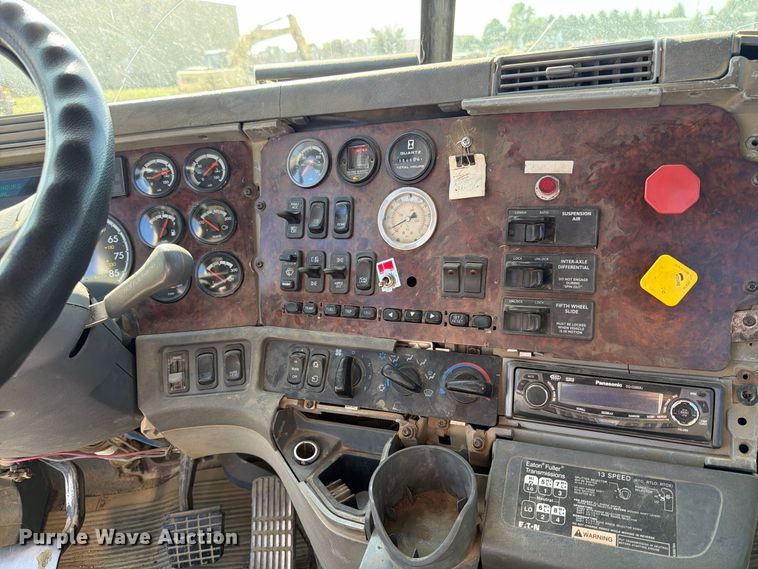image for item EA0509 2000 Freightliner Conventional semi truck