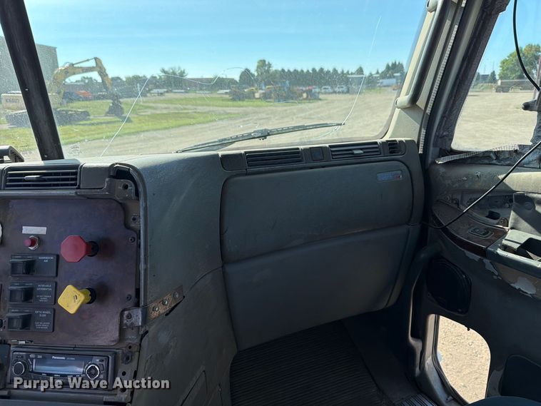 image for item EA0509 2000 Freightliner Conventional semi truck