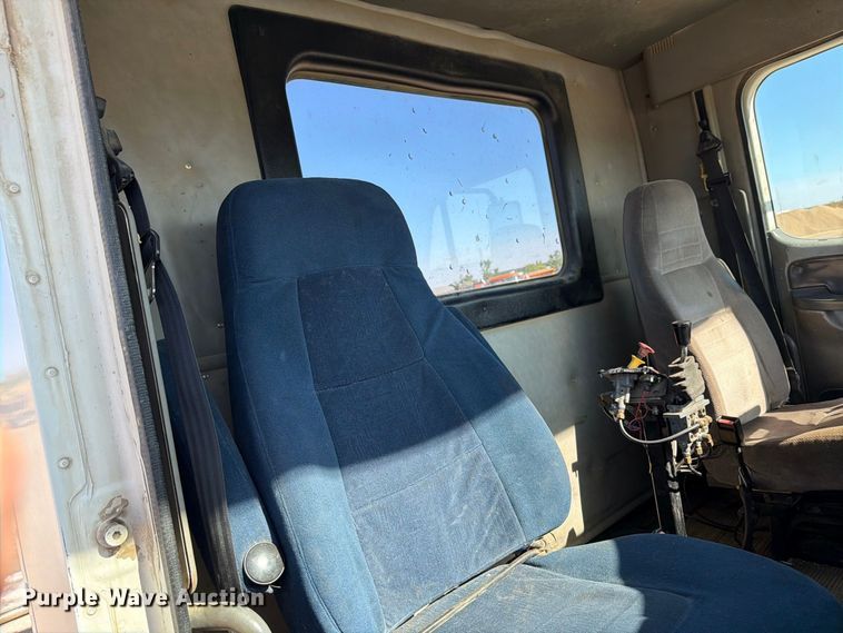 image for item EA0509 2000 Freightliner Conventional semi truck
