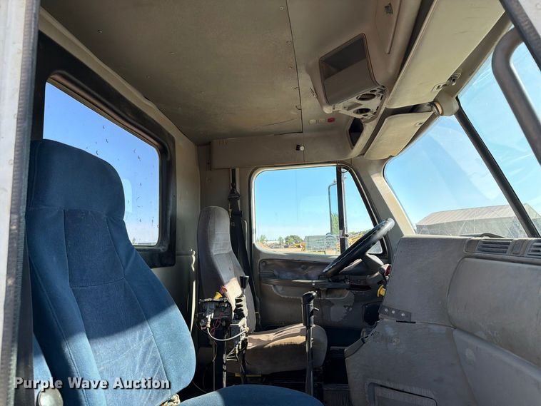 image for item EA0509 2000 Freightliner Conventional semi truck