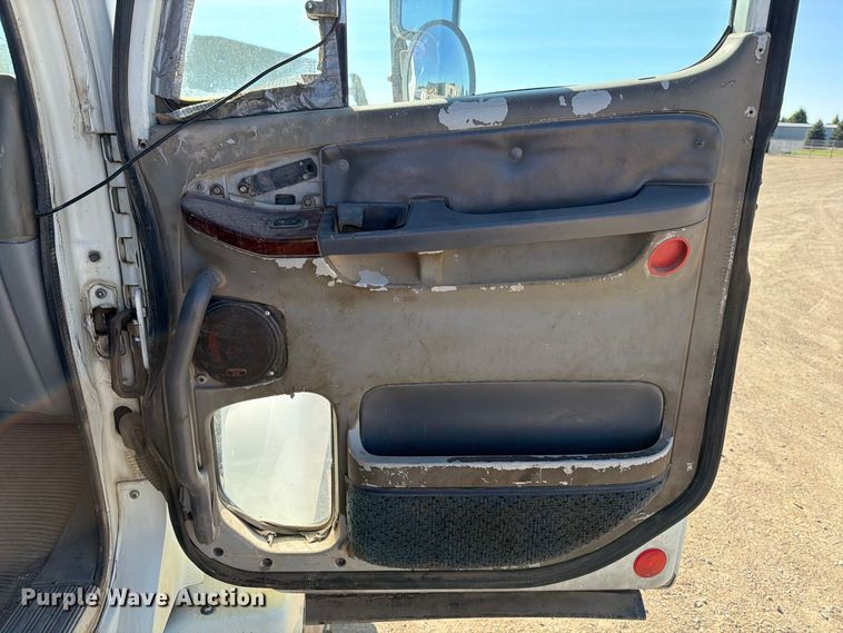 image for item EA0509 2000 Freightliner Conventional semi truck