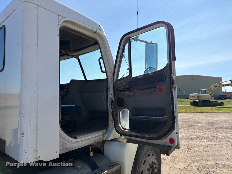 image for item EA0509 2000 Freightliner Conventional semi truck