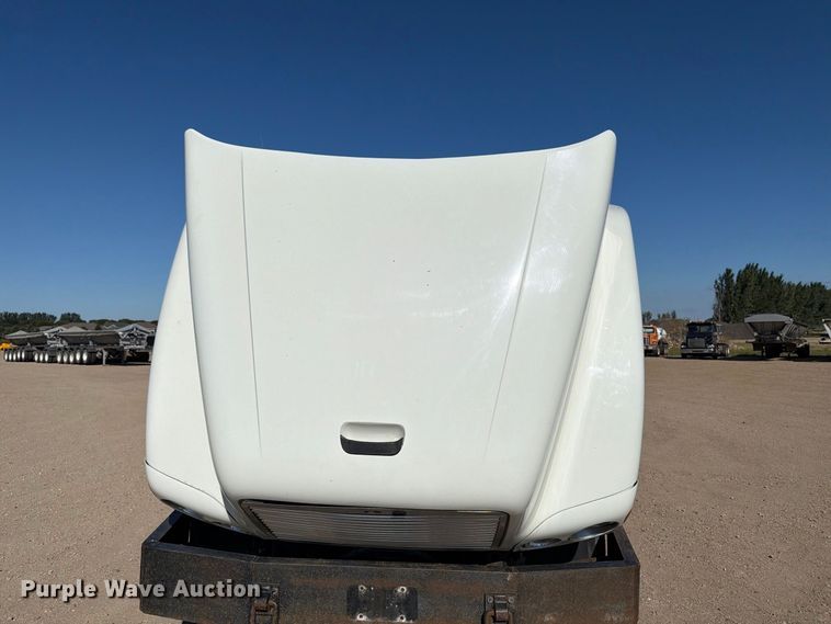 image for item EA0509 2000 Freightliner Conventional semi truck